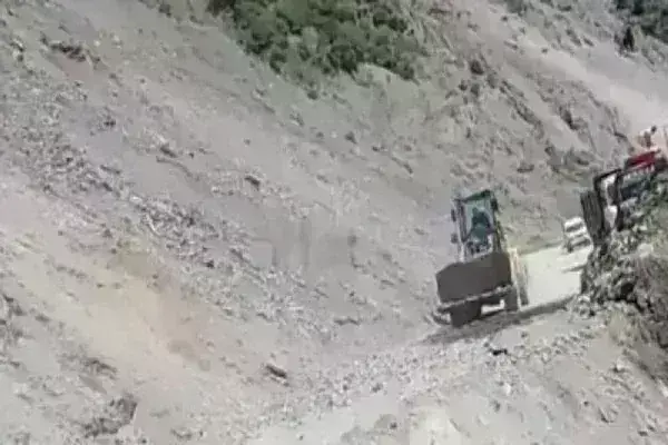 पत्थर गिरने व भूस्खलन के चलते जम्मू-श्रीनगर हाईवे फिर बंद