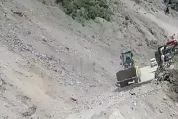पत्थर गिरने व भूस्खलन के चलते जम्मू-श्रीनगर हाईवे फिर बंद