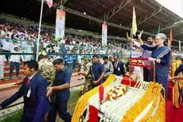 रेवंत रेड्डी ने सोनिया गांधी से लोकसभा चुनाव तेलंगाना में लड़ने का अनुरोध किया