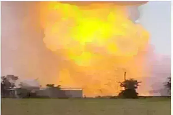 हरदा में अवैध पटाखा फैक्ट्री में विस्फोट के बाद भीषण आग