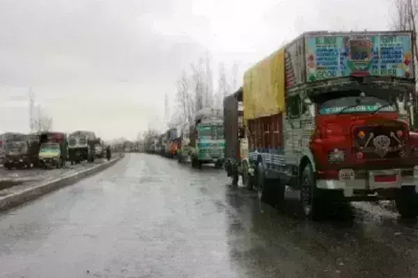 जम्मू-श्रीनगर राष्ट्रीय राजमार्ग यातायात के लिए खुला जम्मू-श्रीनगर राष्ट्रीय राजमार्ग यातायात के लिए खुला