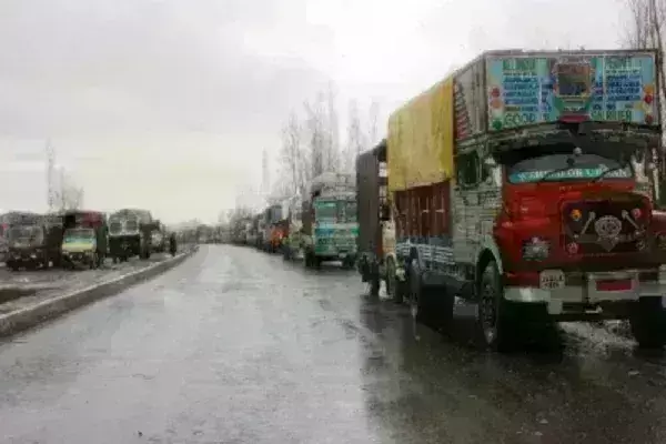 जम्मू-श्रीनगर राष्ट्रीय राजमार्ग यातायात के लिए खुला