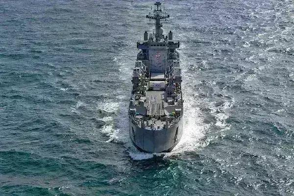 भारतीय नौसेना ने पकड़ा कुवैत से आ रहे संदिग्ध जहाज