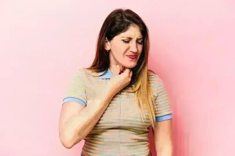 गले में खराश या सूजन से हैं परेशान तो अपनाएं ये घरेलू उपाय, तुरंत मिलेगा आराम