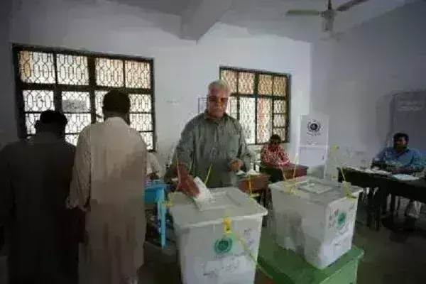 पाकिस्तान चुनाव : मतदान के बीच सुरक्षा अधिकारी की हत्या पाकिस्तान चुनाव : मतदान के बीच सुरक्षा अधिकारी की हत्या