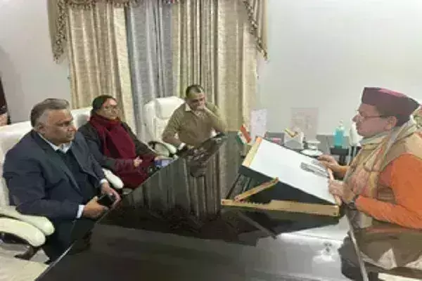 मुख्यमंत्री धामी ने घायल पत्रकारों का उपचार प्राथमिकता से करने के निर्देश दिए