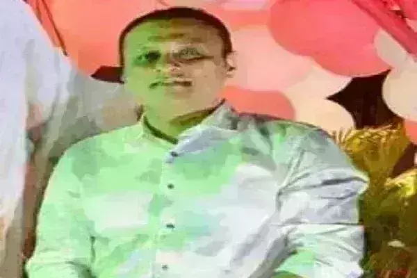 महाराष्ट्र : फेसबुक लाइव के दौरान गुंडे ने शिवसेना (यूबीटी) नेता को गोली मारकर खुदकुशी कर ली महाराष्ट्र : फेसबुक लाइव के दौरान गुंडे ने शिवसेना (यूबीटी) नेता को गोली मारकर खुदकुशी कर ली