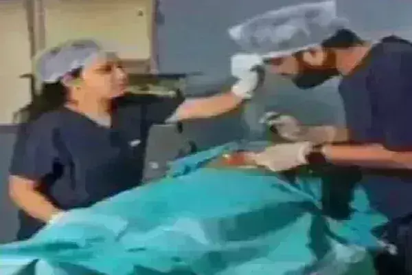ऑपरेशन थिएटर के अंदर किया प्री-वेडिंग फोटो-शूट,स्वास्थ्य मंत्री दिनेश गुंडू राव ने डॉक्टर को सेवा से किया बर्खास्त ऑपरेशन थिएटर के अंदर किया प्री-वेडिंग फोटो-शूट,स्वास्थ्य मंत्री दिनेश गुंडू राव ने डॉक्टर को सेवा से किया बर्खास्त
