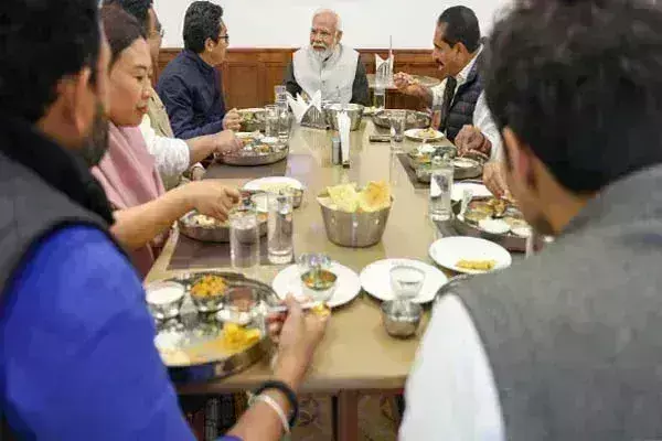 SPG मना कर रही थी लेकिन…’, लंच पर PM मोदी ने सांसदों को सुनाया पाकिस्तान में नवाज शरीफ के घर जाने का किस्सा SPG मना कर रही थी लेकिन…’, लंच पर PM मोदी ने सांसदों को सुनाया पाकिस्तान में नवाज शरीफ के घर जाने का किस्सा