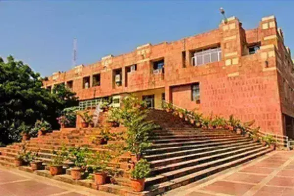 जेएनयू में एबीवीपी, लेफ्ट के बीच झड़प