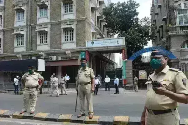 जो बाइडन माफी मांगें, वरना…’ मुंबई में अमेरिकी दूतावास को मिली बम से उड़ाने की धमकी, जांच में जुटी पुलिस जो बाइडन माफी मांगें, वरना…’ मुंबई में अमेरिकी दूतावास को मिली बम से उड़ाने की धमकी, जांच में जुटी पुलिस