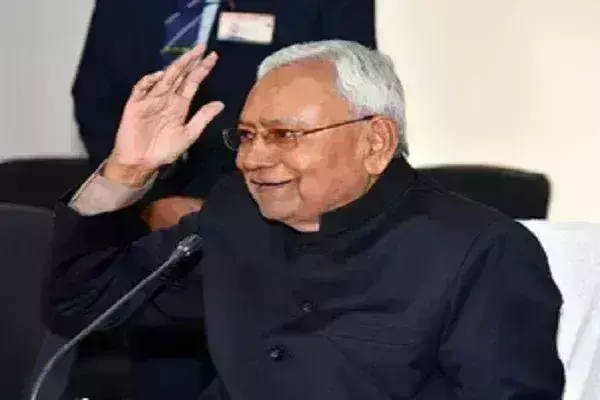 नीतीश कुमार पहुंचे विधानमंडल, जदयू के विधायको ने दिखाया विक्ट्री साइन