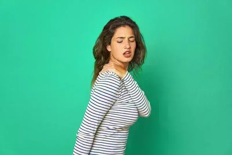 कंधे में होने वाले दर्द को न करें इग्नोर, हो सकते हैं कैंसर के शुरुआती लक्षण