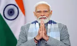 पुलवामा हमले की बरसी पर पीएम मोदी ने शहीद सीआरपीएफ जवानों को श्रद्धांजलि अर्पित की पुलवामा हमले की बरसी पर पीएम मोदी ने शहीद सीआरपीएफ जवानों को श्रद्धांजलि अर्पित की