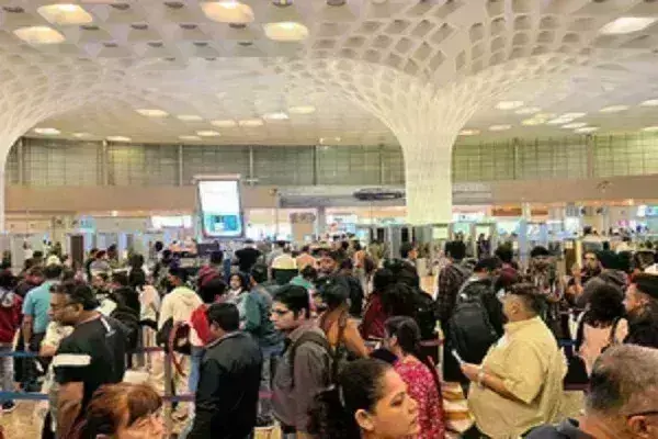 Mumbai Airport पर करीब 1 घंटा बेवजह उड़ रही Flights, प्रति घंटे 2,000 किलो ईंधन खर्च Mumbai Airport पर करीब 1 घंटा बेवजह उड़ रही Flights, प्रति घंटे 2,000 किलो ईंधन खर्च