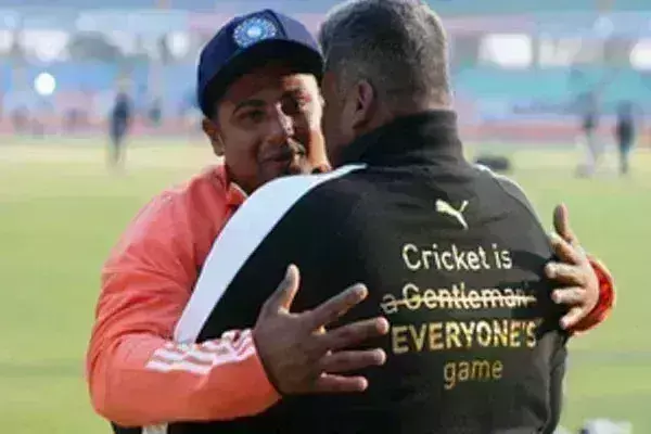 Sarfaraz Khans father became emotional, kissed his sons test cap as his dream came true Sarfaraz Khans father became emotional, kissed his sons test cap as his dream came true
