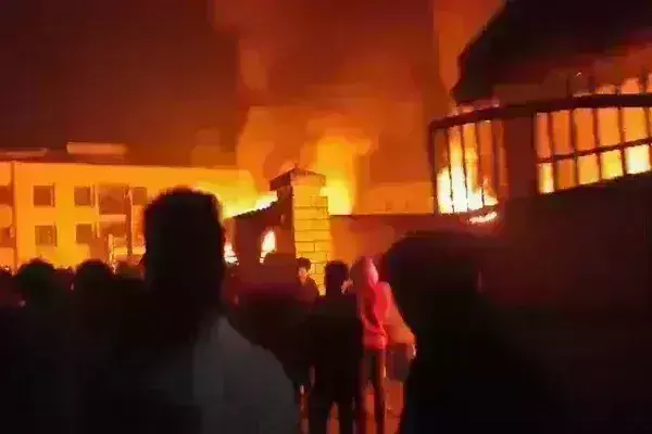 मणिपुर में फिर बवालः भीड़ ने डीसी और एसपी के दफ्तर जलाए, इंटरनेट सेवा बंद