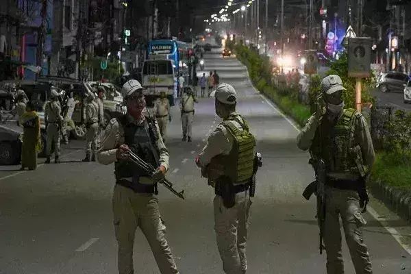 मणिपुर हथियार लूट मामले में बड़ा एक्शन, 7 पुलिसकर्मी निलंबित; चुराचांदपुर में इंटरनेट सेवाएं बंद मणिपुर हथियार लूट मामले में बड़ा एक्शन, 7 पुलिसकर्मी निलंबित; चुराचांदपुर में इंटरनेट सेवाएं बंद
