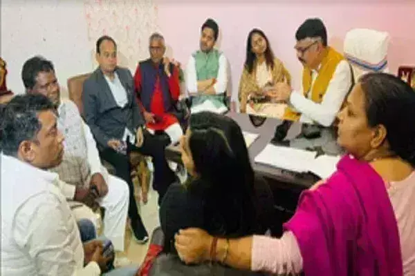 झारखंड में कैबिनेट विस्तार के साथ कांग्रेस में बवाल, 11 विधायकों ने बजट सत्र के बहिष्कार की दी धमकी झारखंड में कैबिनेट विस्तार के साथ कांग्रेस में बवाल, 11 विधायकों ने बजट सत्र के बहिष्कार की दी धमकी
