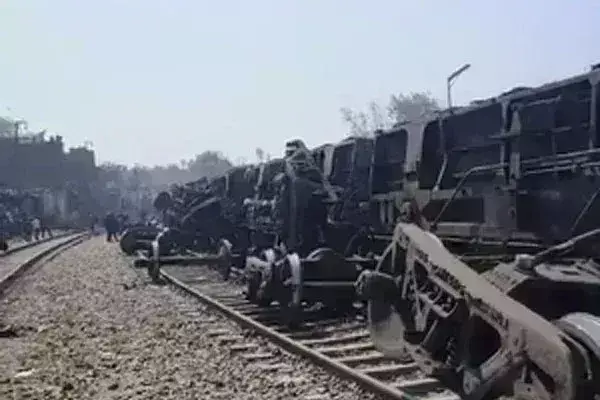 दिल्ली के जखीरा फ्लाईओवर के पास मालगाड़ी के 10 डिब्बे पटरी से उतरे दिल्ली के जखीरा फ्लाईओवर के पास मालगाड़ी के 10 डिब्बे पटरी से उतरे