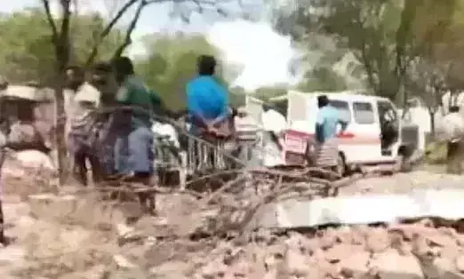 चारों तरफ मची तबाही….पटाखा फैक्ट्री में विस्फोट, 9 की माैत चारों तरफ मची तबाही….पटाखा फैक्ट्री में विस्फोट, 9 की माैत