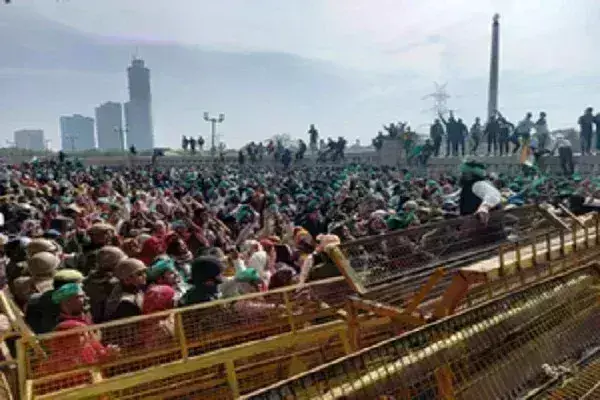 किसान आंदोलन: बॉर्डर पर पुलिस, स्थिति सामान्य, नहीं मिला रहा सभी संगठनों का साथ किसान आंदोलन: बॉर्डर पर पुलिस, स्थिति सामान्य, नहीं मिला रहा सभी संगठनों का साथ