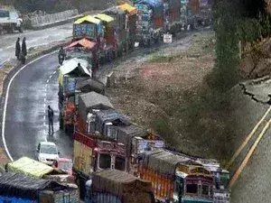 भूस्खलन से श्रीनगर-जम्मू राजमार्ग अवरुद्ध, यातायात रुका भूस्खलन से श्रीनगर-जम्मू राजमार्ग अवरुद्ध, यातायात रुका
