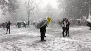 जम्मू-कश्मीर में पहाड़ों पर भारी बर्फबारी, मैदानी इलाकों में बारिश जम्मू-कश्मीर में पहाड़ों पर भारी बर्फबारी, मैदानी इलाकों में बारिश