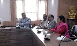 प्रोजेक्ट्स को लेकर कुलपति ने अधिकारियों के साथ की बैठक