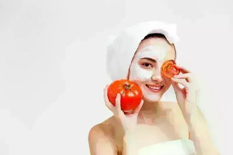 महंगे से महंगे ब्यूटी प्रोडक्ट का काम करेगा टमाटर, बस आपको इन-इन चीजों के साथ लगाना है