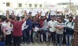 (जौनपुर)पुलिस परीक्षा निरस्त कराने को लेकर सौंपा ज्ञापन