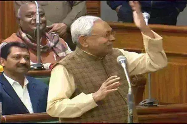 स्कूल की टाइमिंग को लेकर विधानसभा में हंगामा, नीतीश बोले- शिक्षकों को 15 मिनट पहले आना होगा स्कूल की टाइमिंग को लेकर विधानसभा में हंगामा, नीतीश बोले- शिक्षकों को 15 मिनट पहले आना होगा