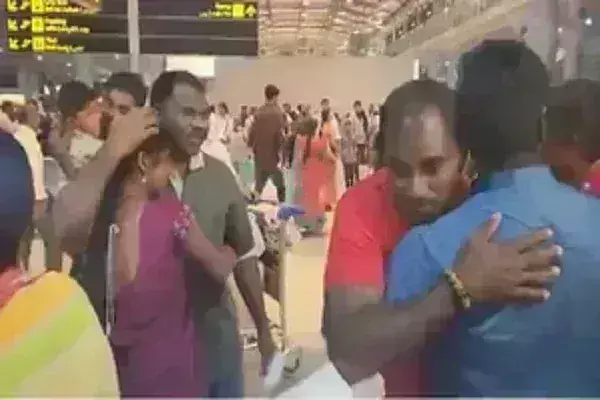 दुबई की जेल में 18 साल बिताने के बाद स्वदेश लौटे चार कामगार, जान से मारने के आरोप में कोर्ट ने सुनाई थी 25 साल की सजा दुबई की जेल में 18 साल बिताने के बाद स्वदेश लौटे चार कामगार, जान से मारने के आरोप में कोर्ट ने सुनाई थी 25 साल की सजा