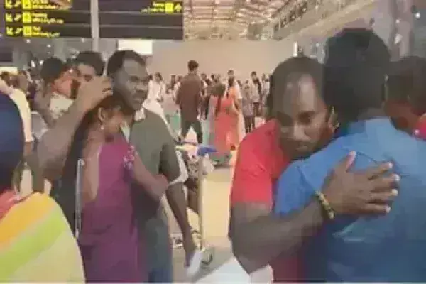 दुबई की जेल में 18 साल बिताने के बाद स्वदेश लौटे चार कामगार, जान से मारने के आरोप में कोर्ट ने सुनाई थी 25 साल की सजा