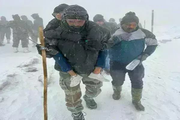 अचानक बर्फबारी के बाद सिक्किम में फंसे 500 पर्यटक, आर्मी के जवानों ने ऐसे किया रेस्क्यू अचानक बर्फबारी के बाद सिक्किम में फंसे 500 पर्यटक, आर्मी के जवानों ने ऐसे किया रेस्क्यू