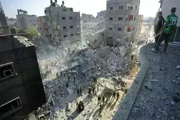 गाजा के नुसीरत शरणार्थी शिविर पर इजरायली हवाई हमले में कम से कम 17 लोगों की मौत गाजा के नुसीरत शरणार्थी शिविर पर इजरायली हवाई हमले में कम से कम 17 लोगों की मौत