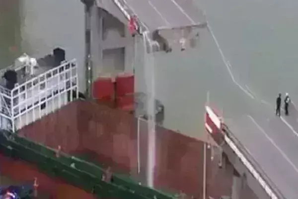 चीन में मालवाहक जहाज के पुल से टकराने से दो की मौत, तीन लापता चीन में मालवाहक जहाज के पुल से टकराने से दो की मौत, तीन लापता