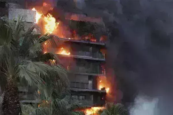 स्पेन की बहुमंजिला इमारतों में भीषण आग, चार मरे,14 घायल; 19 लापता स्पेन की बहुमंजिला इमारतों में भीषण आग, चार मरे,14 घायल; 19 लापता