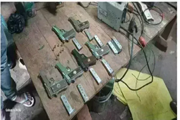 STF की बड़ी कार्रवाईः बिहार में मिनी गन फैक्ट्री का भंडाफोड़, 14 आरोपी गिरफ्तार STF की बड़ी कार्रवाईः बिहार में मिनी गन फैक्ट्री का भंडाफोड़, 14 आरोपी गिरफ्तार