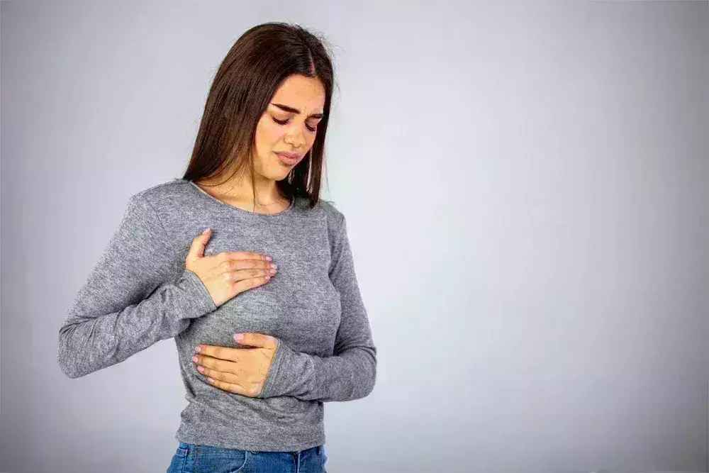 ब्रेस्ट में दर्द के साथ-साथ सूजन को भूलकर भी न करें इग्नोर, जानें इसके कारण