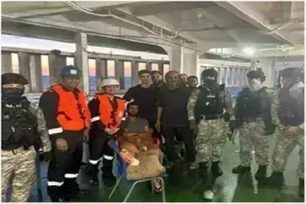 рдЕрджрди рдХреА рдЦрд╛рдбрд╝реА рдореЗрдВ рд╡реНрдпрд╛рдкрд╛рд░рд┐рдХ рдЬрд╣рд╛рдЬ рдкрд░ рдбреНрд░реЛрди рд╕реЗ рд╣рдорд▓рд╛, рднрд╛рд░рддреАрдп рдпреБрджреНрдзрдкреЛрдд рдиреЗ рдмрдЪрд╛рдпрд╛ рдЕрджрди рдХреА рдЦрд╛рдбрд╝реА рдореЗрдВ рд╡реНрдпрд╛рдкрд╛рд░рд┐рдХ рдЬрд╣рд╛рдЬ рдкрд░ рдбреНрд░реЛрди рд╕реЗ рд╣рдорд▓рд╛, рднрд╛рд░рддреАрдп рдпреБрджреНрдзрдкреЛрдд рдиреЗ рдмрдЪрд╛рдпрд╛