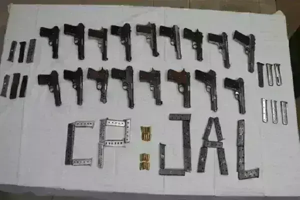 जालंधर में गैंगस्टर लखबीर के 3 साथी गिरफ्तार,17 हथियार और 33 मैगजीन बरामद