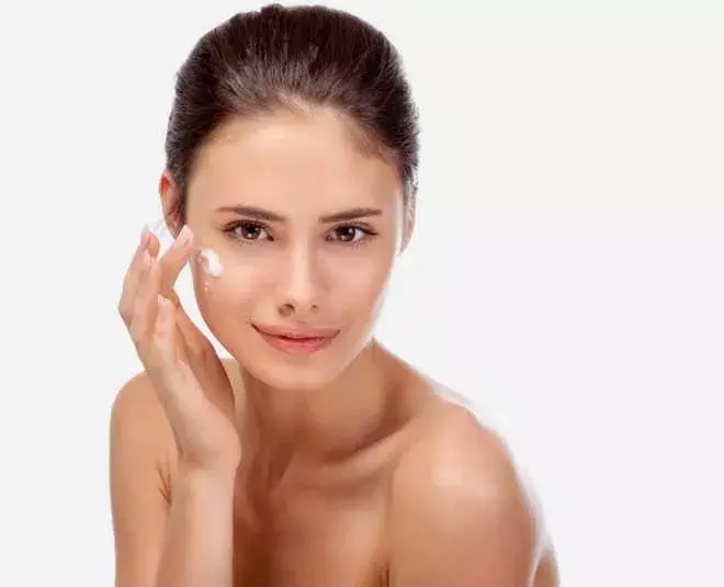 मॉइस्चराइजर और फेस सीरम में क्या है अंदर, जानें कौन सा है आपके चेहरे के लिए बेस्ट चॉइस