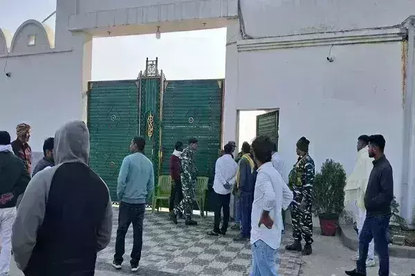 RJD सुप्रीमो लालू यादव परिवार के करीबियों की मुश्किलें बढ़ी, MLA किरण देवी के ठिकानों पर ED ने की छापेमारी RJD सुप्रीमो लालू यादव परिवार के करीबियों की मुश्किलें बढ़ी, MLA किरण देवी के ठिकानों पर ED ने की छापेमारी