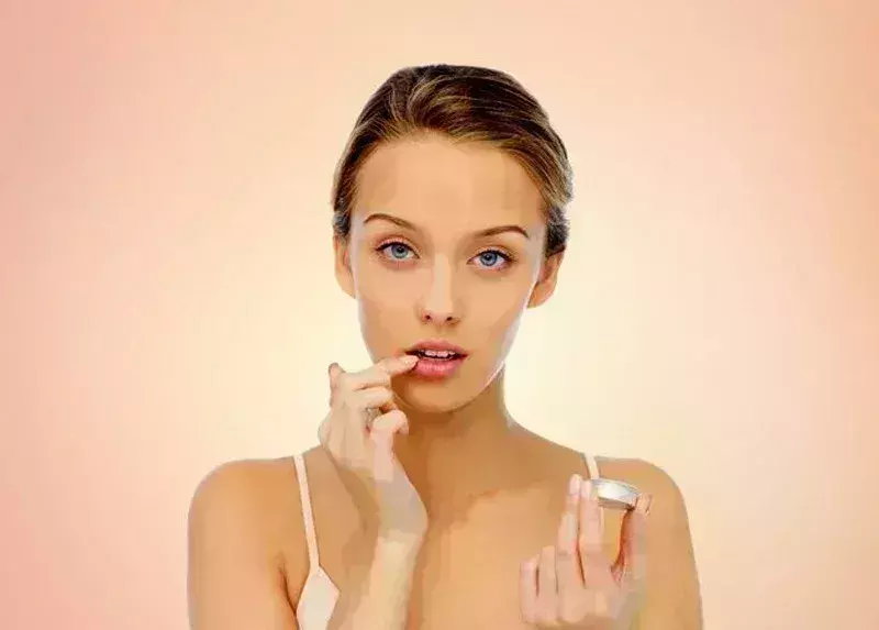 ﻿धूप के प्रकोप से बेजान हो गए होंठ? आराम देंगी घर पर बनीं ये लिप बाम