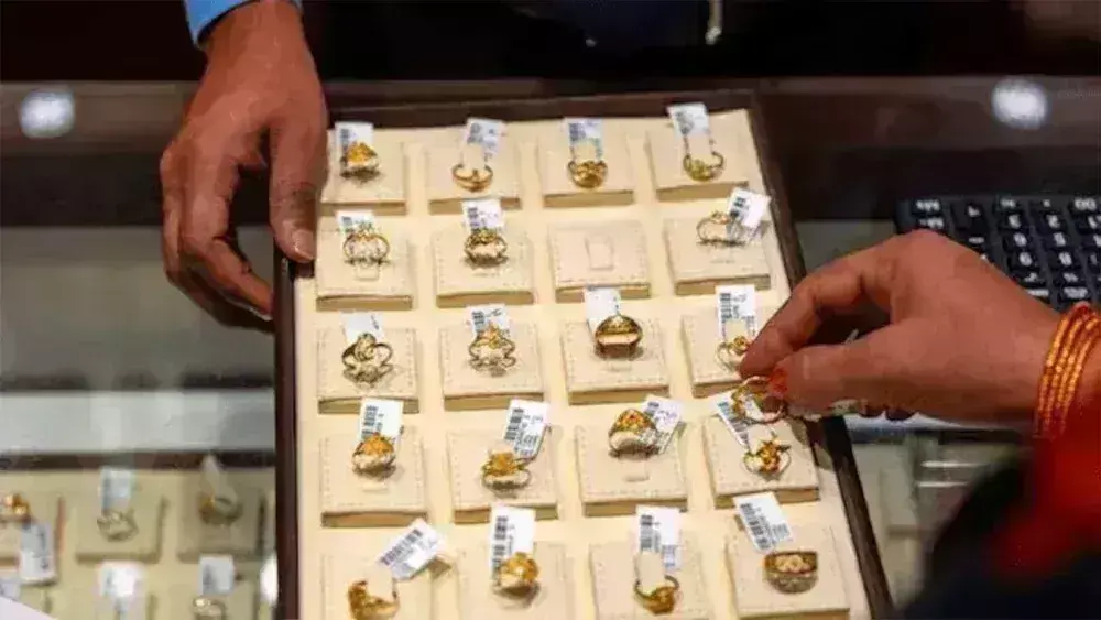 चांदी हुई महंगी, सोने की कीमत में भी आया उछाल चांदी हुई महंगी, सोने की कीमत में भी आया उछाल