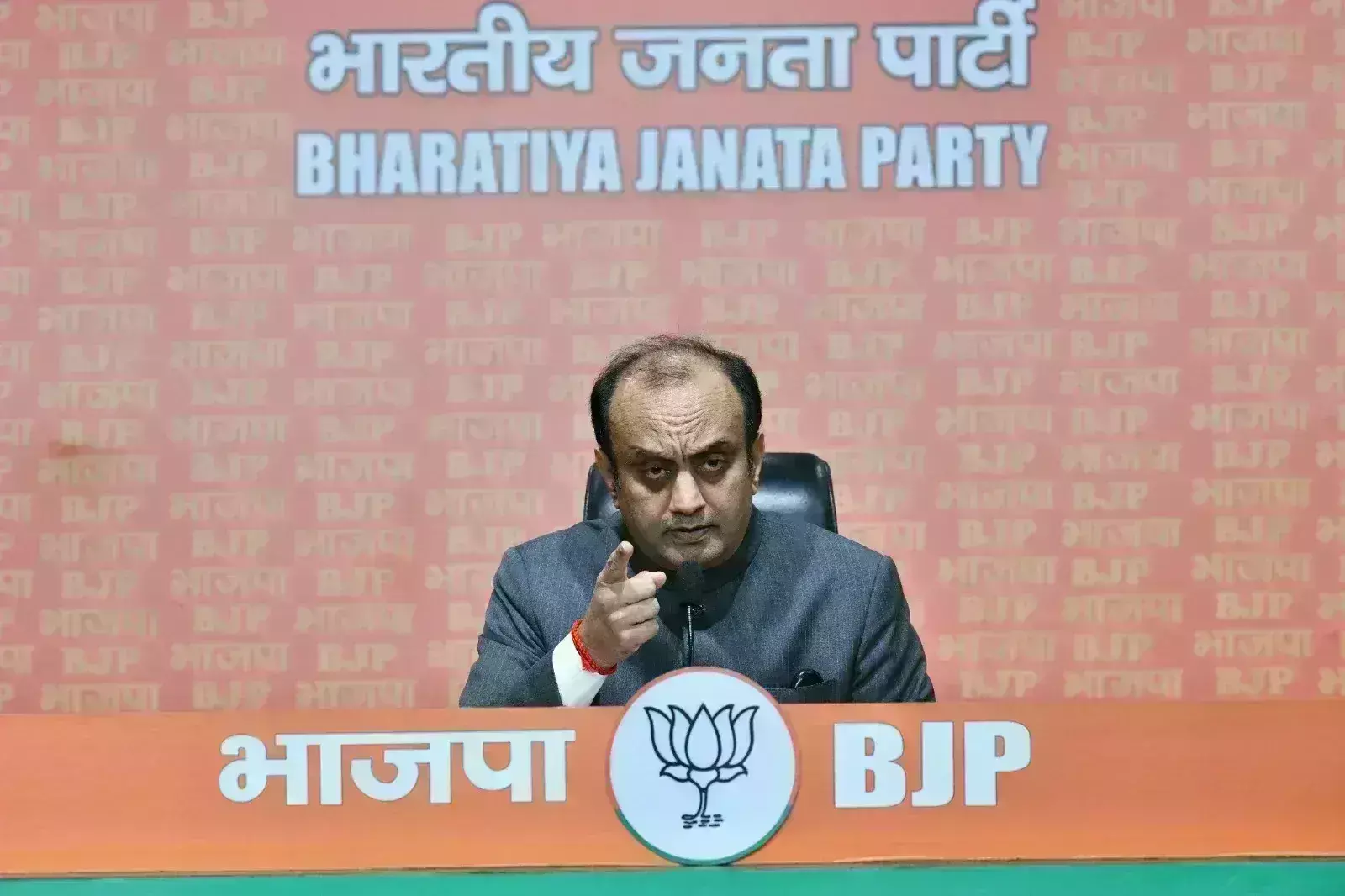 शाहजहां शेख पश्चिम बंगाल पुलिस की गिरफ्त में नहीं बल्कि मेहमान नवाजी में हैं : सुधांशु त्रिवेदी शाहजहां शेख पश्चिम बंगाल पुलिस की गिरफ्त में नहीं बल्कि मेहमान नवाजी में हैं : सुधांशु त्रिवेदी