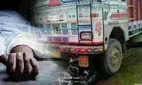 तेज रफ्तार ट्रक ने बाइक में मारी टक्कर