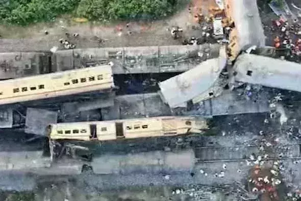 14 लोगों की मौत की वजह बना क्रिकेट, आंध्र रेल हादसे को लेकर रेल मंत्री ने किया बड़ा खुलासा 14 लोगों की मौत की वजह बना क्रिकेट, आंध्र रेल हादसे को लेकर रेल मंत्री ने किया बड़ा खुलासा