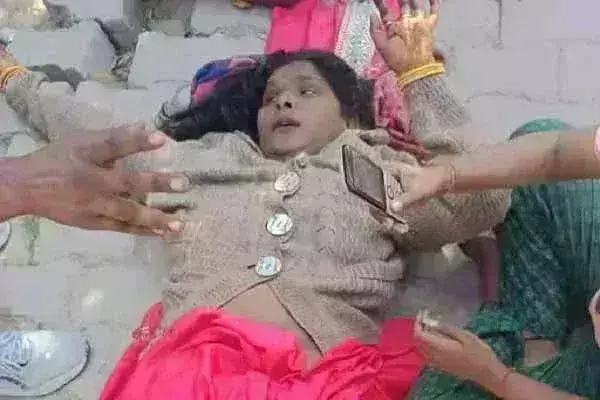 महिला को चलती ट्रेन से TTE ने दिया धक्का, रेलगाड़ी-प्लेटफार्म के बीच फंसी